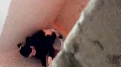 Han tränger in i kuken i huven på sexfilmer en svart schoolgirl.