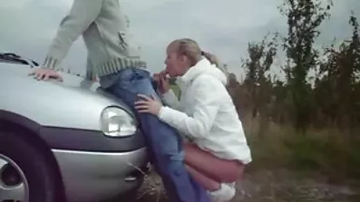 Sluts slicka och gnugga varandra i badrummet. sexfilmer gratis