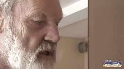 Victoria Daniels blir sexfilmer med äldre kvinnor kuk under gjutning.