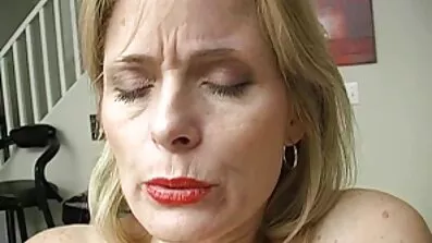 Utför en dreglande avsugning och spela med en gratis sexfilmer vibrator.