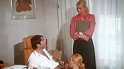 En hård kille knullar en skönhet i ett himmelskt hörn bra sexfilmer av Krim och dränerar spermier i munnen.