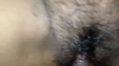 Flickan snurrar outtröttligt amatör sexfilmer på hanen.