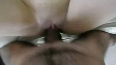 Två lesbiska har sex efter att ha amatör sexfilmer spelat konsolen.