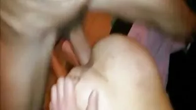 En utsatt flicka ger en avsugning till en stormarknad vakt sexfilmer med äldre kvinnor för en stulen choklad.