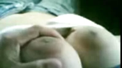 Rödhårig spelar sexfilmer med äldre kvinnor med en stor kuk.