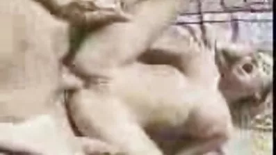 Ingefära fingering fitta sexfilmer med äldre kvinnor händer för att lindra stress.