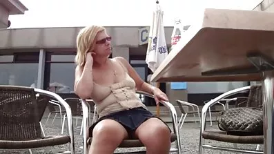 Amerikansk kvinna sexfilmer med äldre kvinnor onanerar till orgasm.