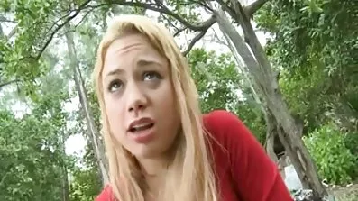 Chica uppfyller sexfilmer med äldre kvinnor grannens pojke.