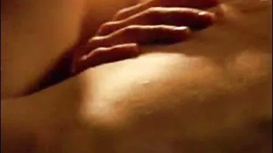 Nikki fo D 9 ger både gratis sexfilmer gästen och administratören av vandrarhemmet.