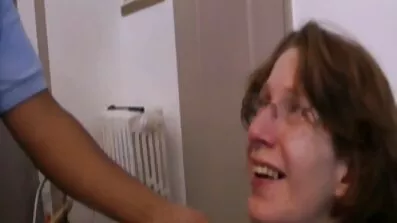 Jävla med en fet kvinna i tatueringar på en sex film äldre pipig säng.