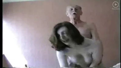 En mager tjej knullar en agent vid sexfilmer gjutningen.