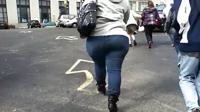 Luna Corazon lickar nya sexfilmer en vit klients fitta och rumphål.