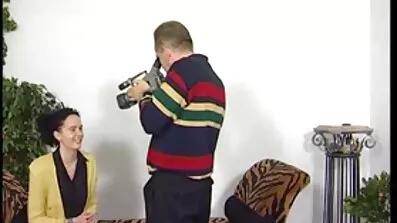 Läraren sexfilmer med äldre damer har sex med skolflickorna.