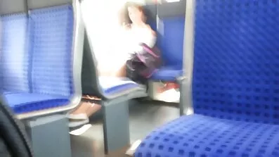 Ivi tyglar sexfilmer med äldre knullar vid eldstaden och rycker sin kuk för en ansiktscumshot.