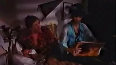 En tunn kvinna leker med en vibrator och gömmer sig från orgasm. svensksexfilm