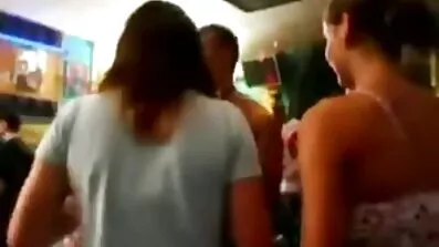 Hon ger en avsugning i sovrummet. Doggy style sex I sex film äldre student uniform.