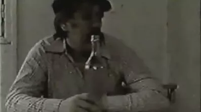 Ebony shoves en svart brunett kuk i amatör sexfilmer hennes röv.