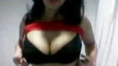 Wanker sätter en gratis sex film på nätet eskort på kuk.