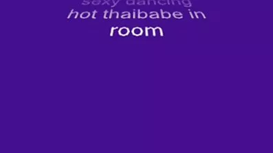 Rapacious Hottie fucks med äldre sex film servitör i en bar.