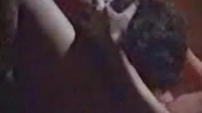 Asiatisk sexfilmer med äldre kvinnor expat ger tjej en massage och knullar.