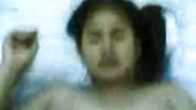 En svenskasexfilmer tatuerad person knullar i röven med en hed.