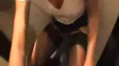 En granne sexfilmer med en borr hindrar inte lesbiska från att älska.