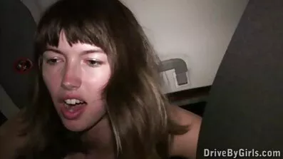 Petra Blair fångar hennes stepdad säd svensksexfilm mun.