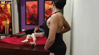 Magiska händer Runkar en sexfilmer äldre damer stor kuk med en hand.