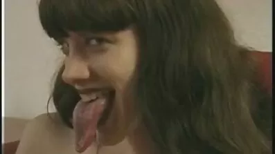 Ann sexfilmer Slav är på knä och suger kuk.