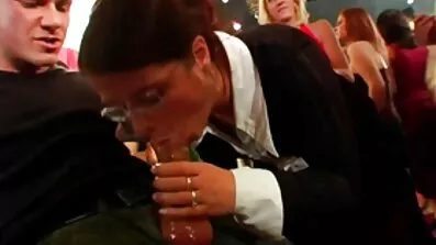J sexfilmer med äldre Mac knullar både unga kvinnor tidigt på morgonen.