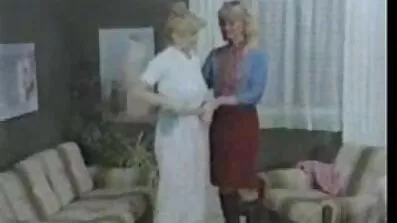 Två skönheter tycker om att ha sex på sängen medan älsklingens man är svensksexfilm borta.