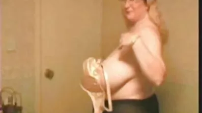 Brunett sitter på hennes ansikte. gratis svenska sexfilmer
