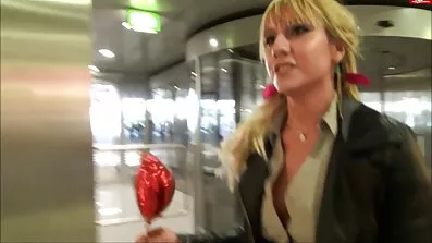 Oksana sexfilmer Chick spelar med en vibrator med en torr fitta.