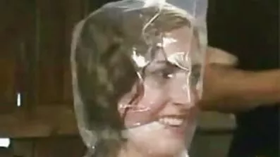 Jag lägger den sexfilmer i munnen på en maskerad tjej.