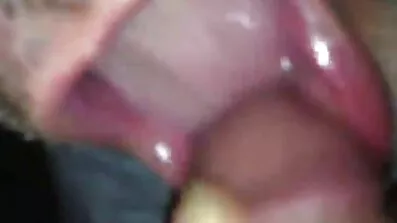 Nina SkyE suger sexfilmer penis av en okänd man vid gjutningen.