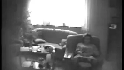 Knulla med sin älskare medan hennes man sover. sexfilmer