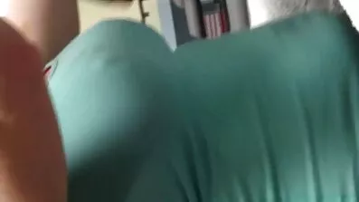 Cassie del gratis sexfilmer Isla tar handledarens kuk på kinden.