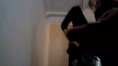 Onanerar med tanke på ett ungt par. sexfilmer med äldre kvinnor