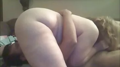 Lil Hall Hall tar kuk gratis sexfilmer slag på fitta och bollar på klitoris.