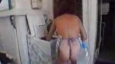 En muslimsk kvinna rider en vit kille sex film äldre kuk.