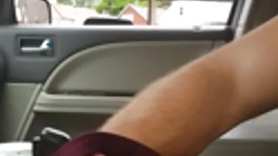 Han förvirrar sig sex film äldre med en polis efter att ha släppts mot borgen.