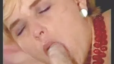 Japansk gratis svenska sexfilmer Koi Mi Mi Amura suger liten kirurg kuk.