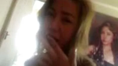 Hon föredrar att nya sexfilmer simma med en bra knulla.