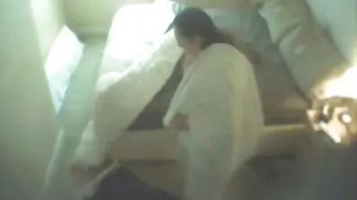 Onanerar ensam med en svenska privata sexfilmer vibrator.