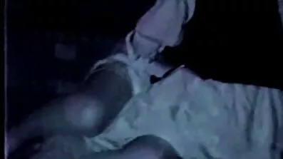 Tre sexfilmer med gamla damer lesbiska knulla på soffan.