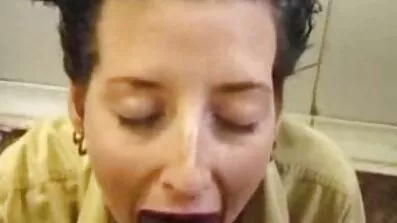 Tina knullar sig själv i röven med en svenska sexfilmer gratis dildo och kissar.