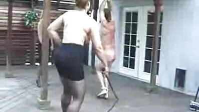 Han knullar tre flickvänner på en gång och har tid. amatör sexfilmer