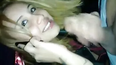 Smal Latina fingrar fitta i en mysig miljö. gratis svenska sexfilmer