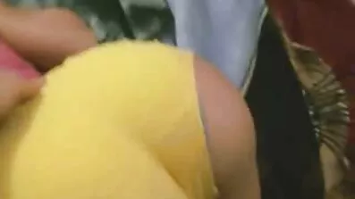 Vit brud spelar med svarta kukar genom sexfilmer väggen.