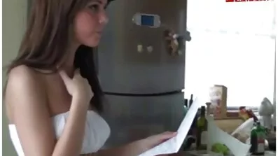 Jag sexfilmer sväljer färsk sperma vid gjutning.
